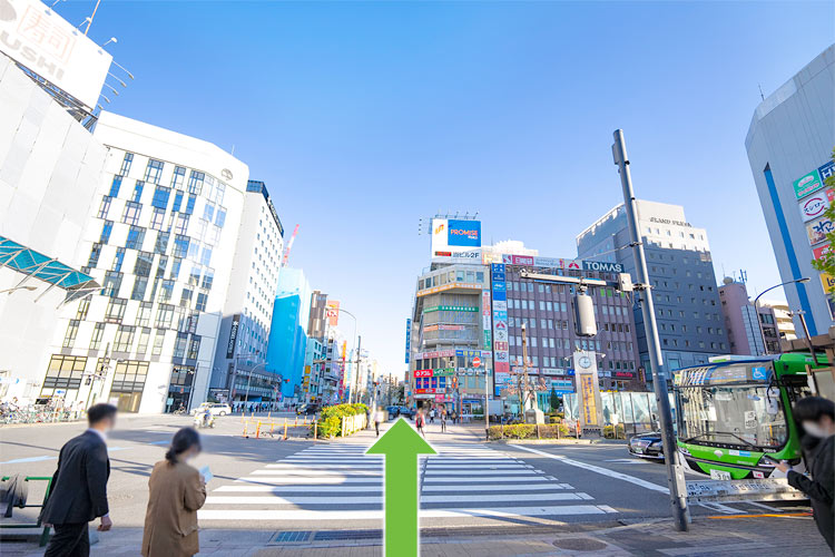 早稲田通りに沿って、横断歩道を渡ってください。